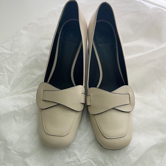 Tory Burch Leather Heeled Loafers Cream Size 8M - Picture 2 of 8
